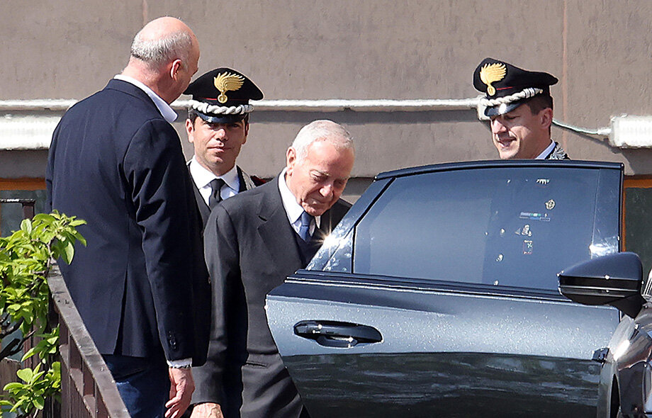 Итальянский журналист и политик Джанни Летта возле больницы «Сан-Рафаэле», куда был госпитализирован Сильвио Берлускони. Фото: MATTEO BAZZI/ANSA/ZUMA/TASS