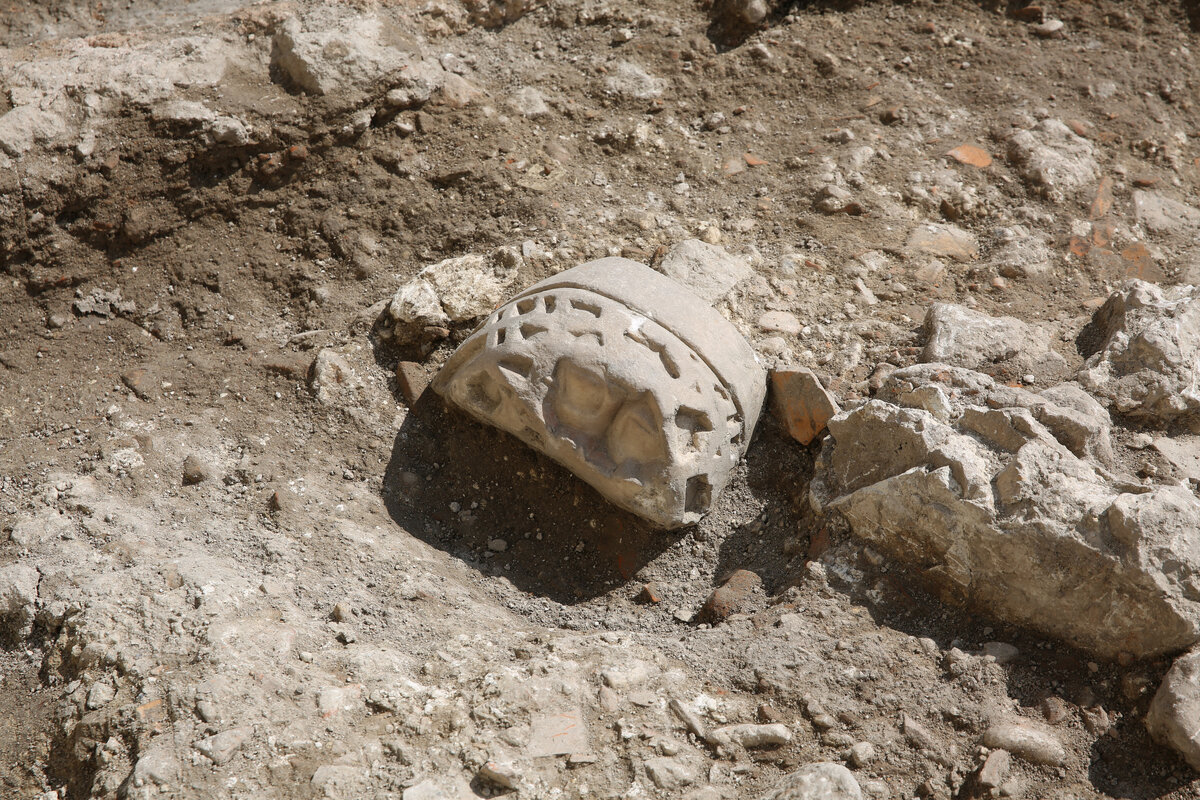 Обнаружили археологи в 1954 году во время раскопок под стеной средневекового храма в херсонесе