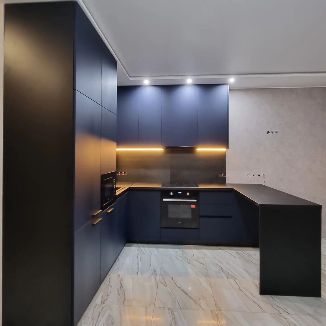 Корпус:  ЛДСП EGGER u999
Столешница: 38мм EGGER u999 st87
Фасады: AGT 3011 SUPRAMAT
Фурнитура: Stamm /MakMart /FGV