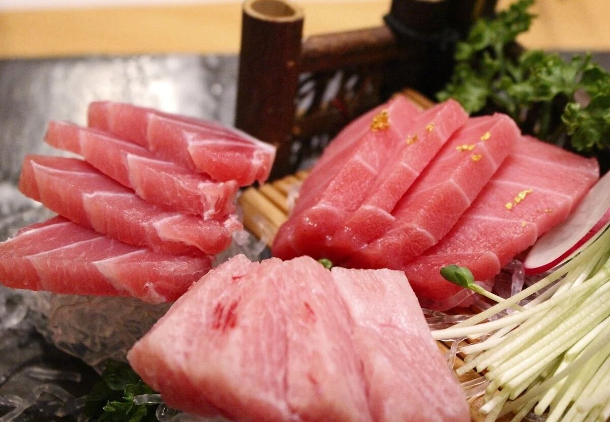     Рецепты с тунцом: фаршированные яйца, паста, пицца, суп и ещё 8 салатов