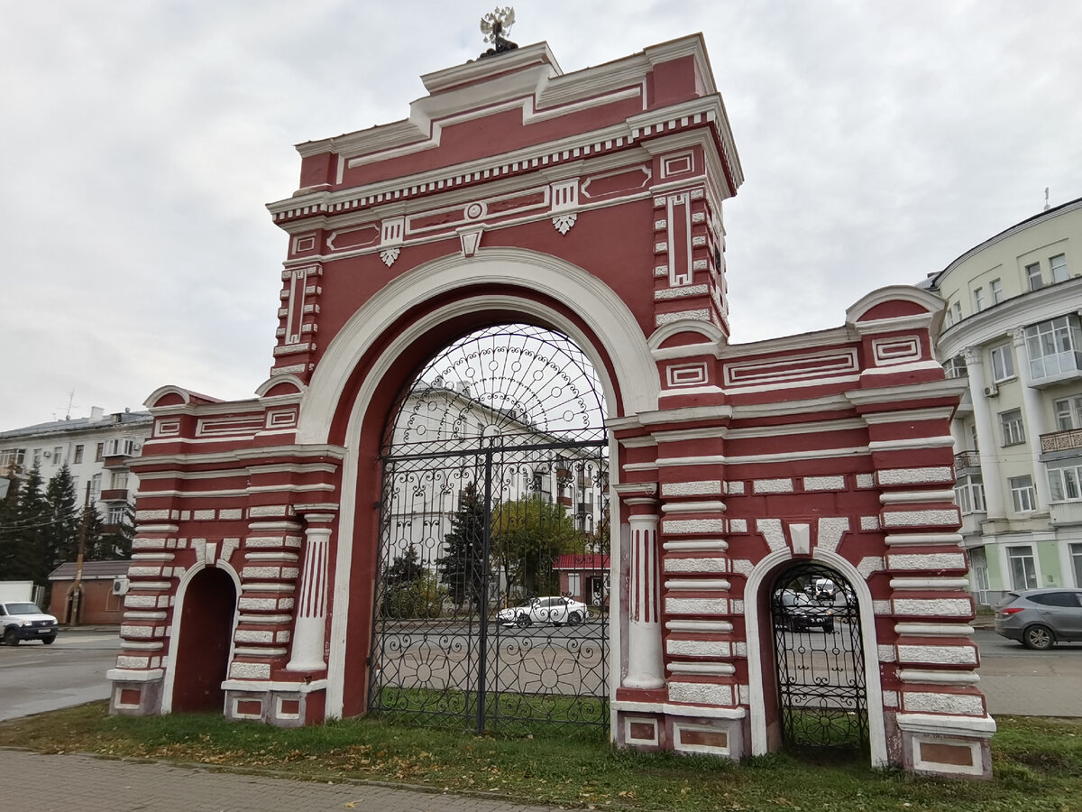 Вид сзади. Никаких надписей и вензелей. Но кто из нас может похвастаться тем, что красив со всех сторон?-)