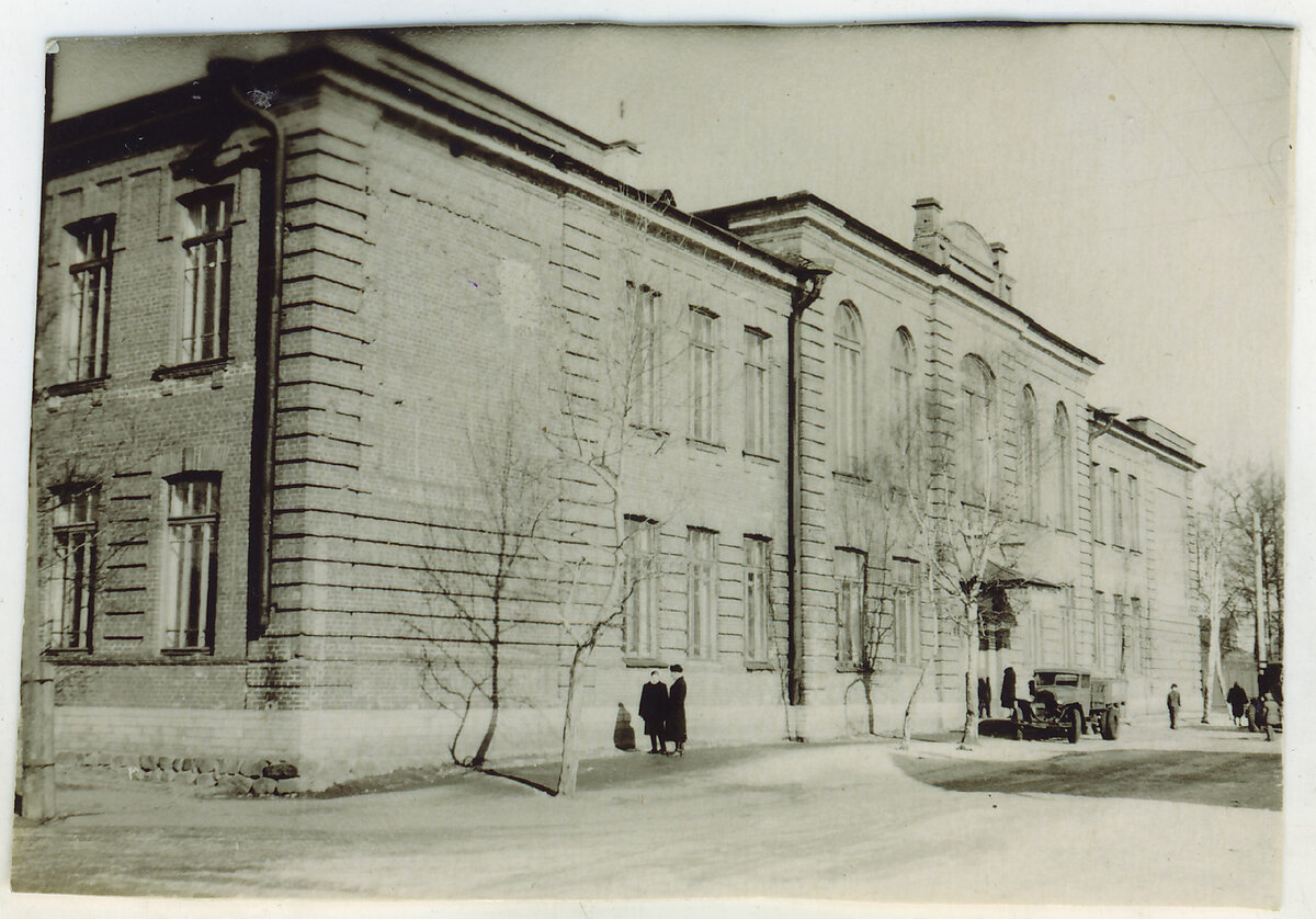 Школа № 1 (бывшая женская гимназия). 1950-е гг.  Фото от Марины Марковской.