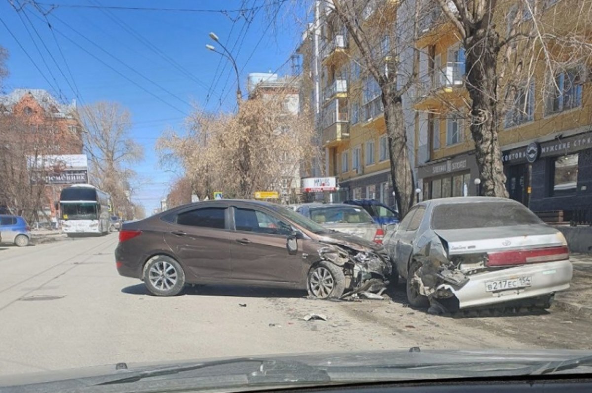 На Советской улице в Новосибирске водитель врезался в припаркованную машину  | АиФ Новосибирск | Дзен