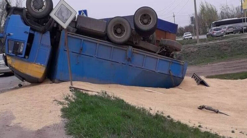     В четверг в городе Фролово Волгоградской области на дороге перевернулся грузовик. Водитель заметил перед машиной пенсионерку и попытался ее объехать, но маневр не удался, сообщают пользователи соцсетей.
