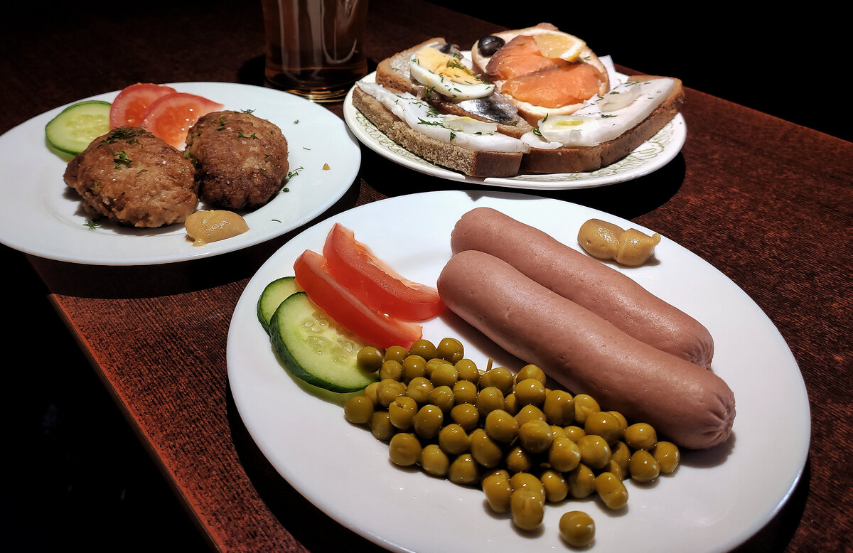 Наш выбор: сосиски без гарнира, котлеты домашние без гарнира, бутерброд с красной рыбой, бутерброд с килькой и два бутерброда с салом. Аккомпанемент – American Pale Ale от Knightberg. Чек: 950₽. Это ли не праздник?