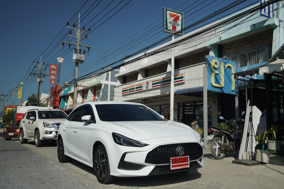 MG5 в типично-азиатском пейзаже. Красные номера выдают новым машинам, и в этом случае всё так — у машины пробег был меньше 5000 км.