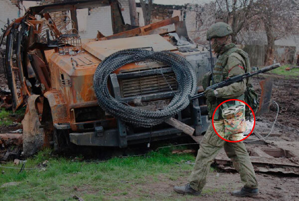 Боец на Донбассе, со странным большим пустым подсумком сбоку на поясе... (фото из открытых источников) 