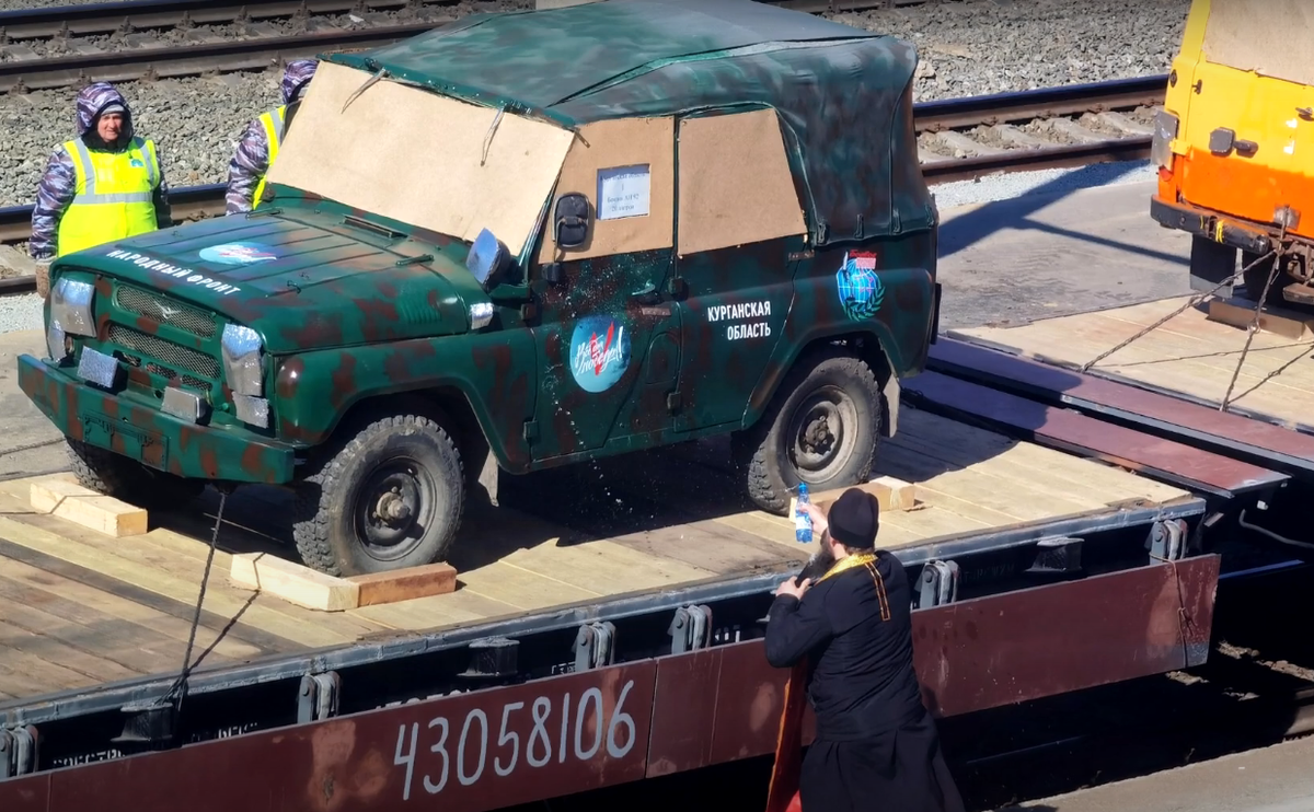 Зачем автомобилям на воинских эшелонах закрывают окна фанерой и ...