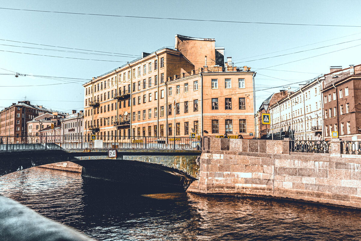 До революции этот дом был четырехэтажным. Типичный человейник конца 19 века.