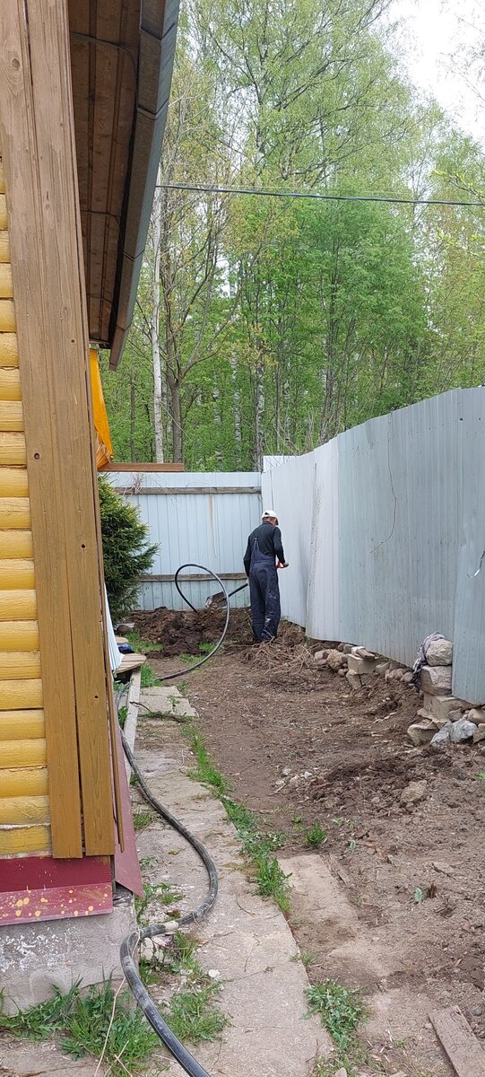 Здесь вкопают трубу до угла дома