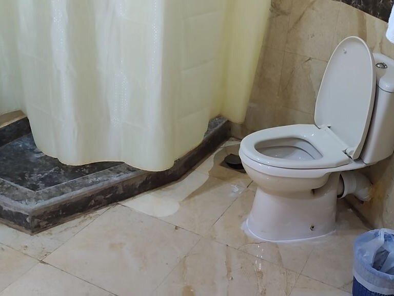 Сильно уставшая ванная комната в нашем номере