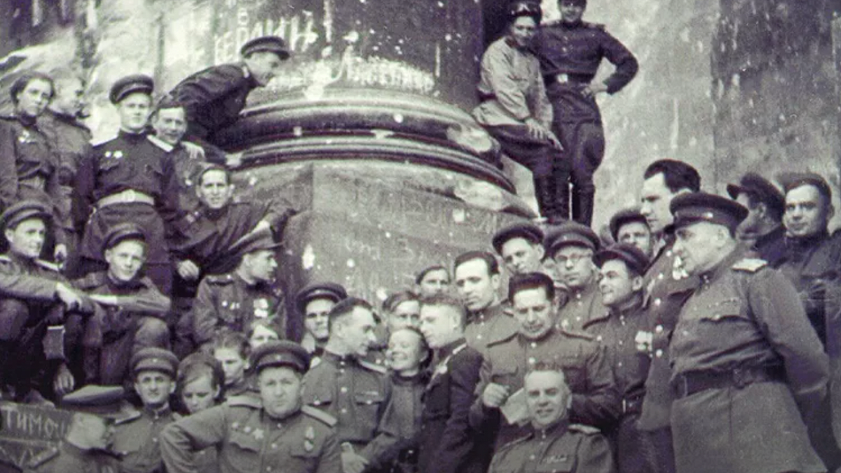    Военные контрразведчики ГУКР «Смерш» 5-й Ударной армии на руинах Рейхстага в Берлине. / Центральный архив ФСБ России