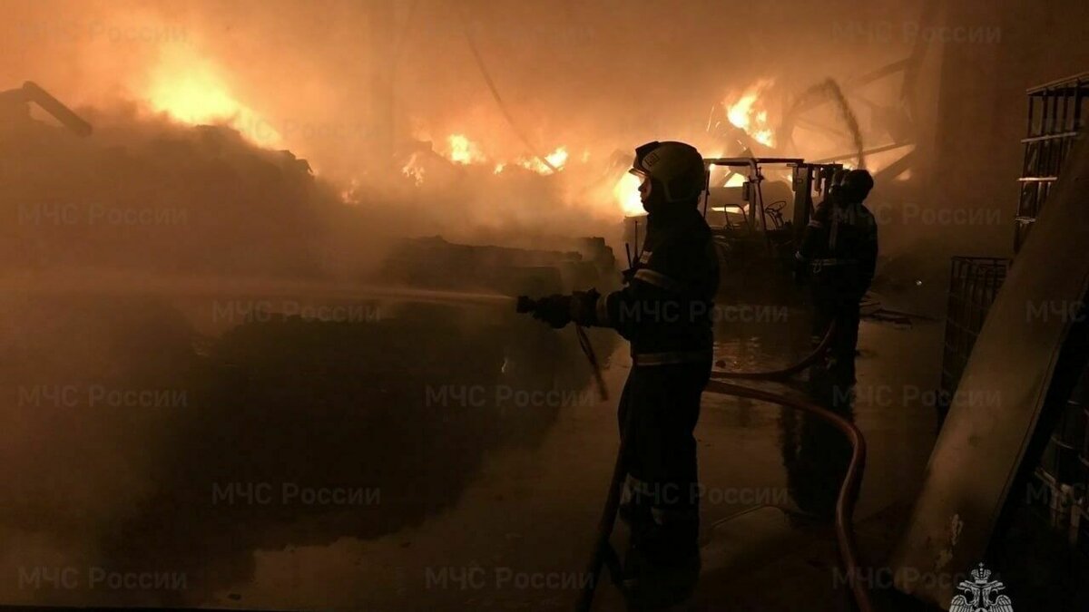     Крупномасштабный пожар разгорелся на складе во Владивостоке. Для его тушения задействовали пожарный поезд.