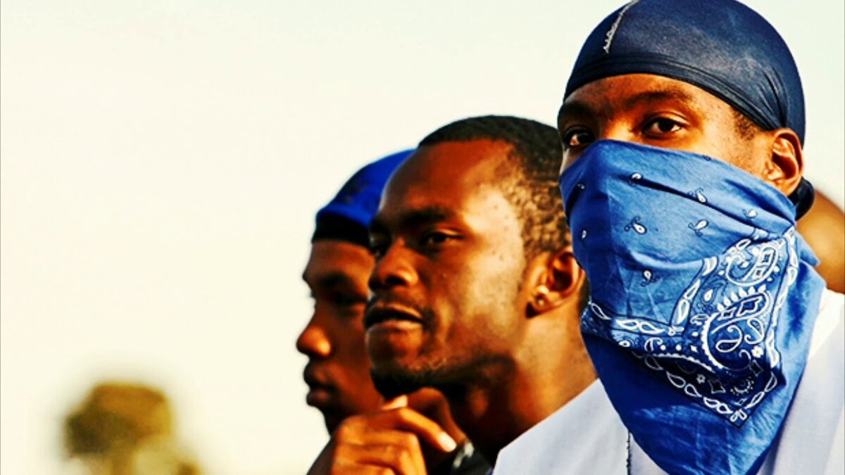 Crips знамениты синим цветом и соперничеством с бандой Bloods. Они начинали еще в 1969 году.