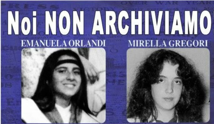 Плакат с надписью на итальянском: Мы не забудем! Эмануэла Орланди, Мирелла Грегори.