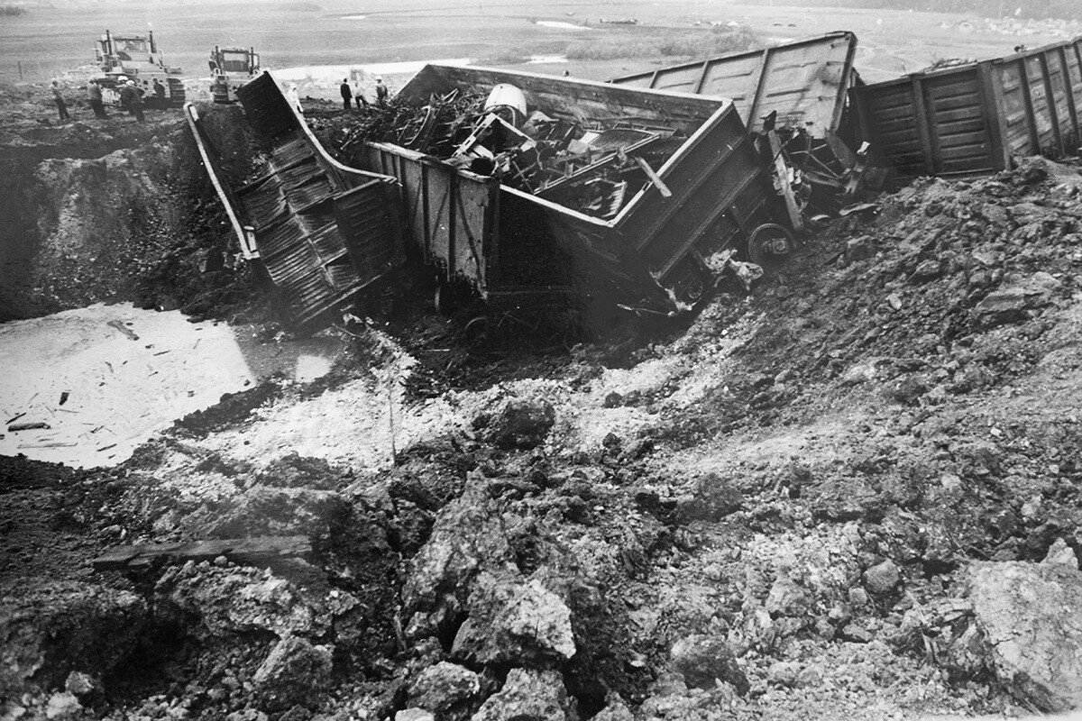 Находившийся третий. Взрыв поезда в Арзамасе в 1988. Железнодорожная катастрофа Арзамас 1988. ЖД катастрофа в Арзамасе 1988. 4 Июня 1988 Арзамасская катастрофа.