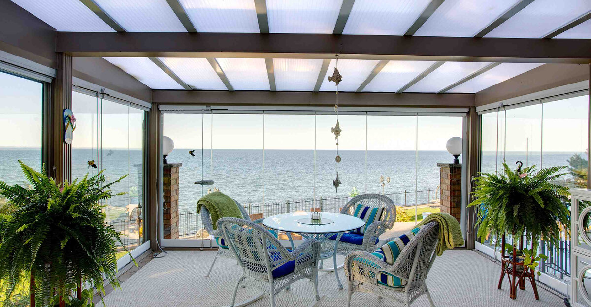 Терраса в видом на океан. Канада.