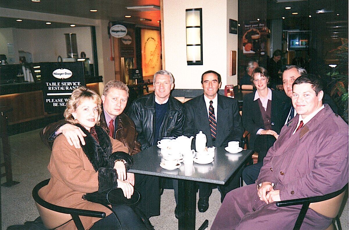 Павел Бадыров крайний справа в малиновом плаще. Англия. Заимствовано: https://vk.com/pavelbadyrov