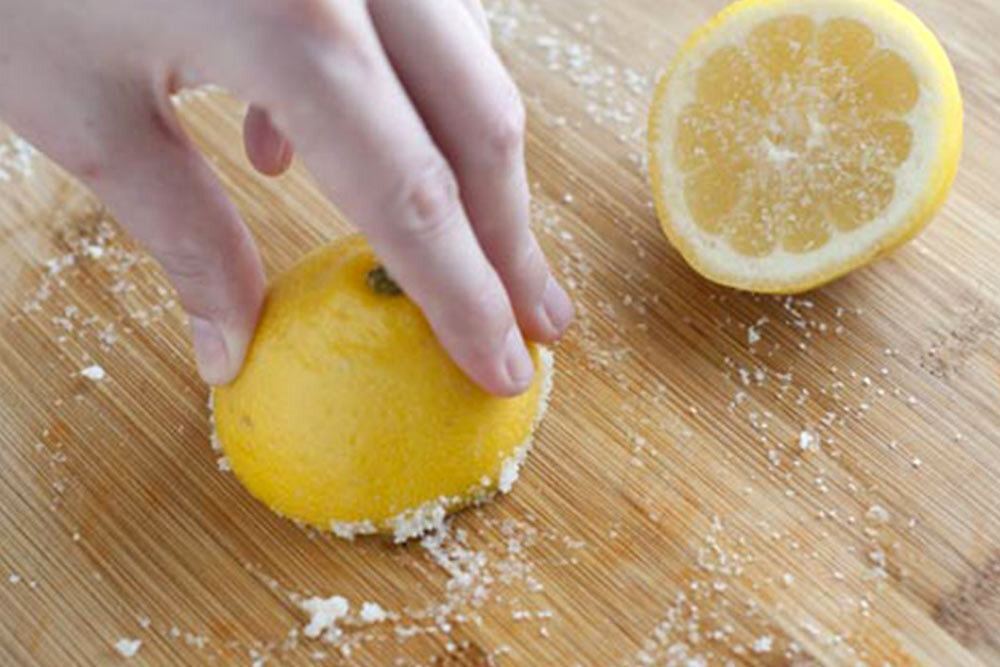 In ogni casa c'è il cloruro di sodio, il normale sale da cucina, che viene spesso utilizzato come condimento. Ma ha altre proprietà.-3