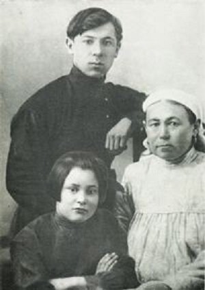 С мамой и сестрой