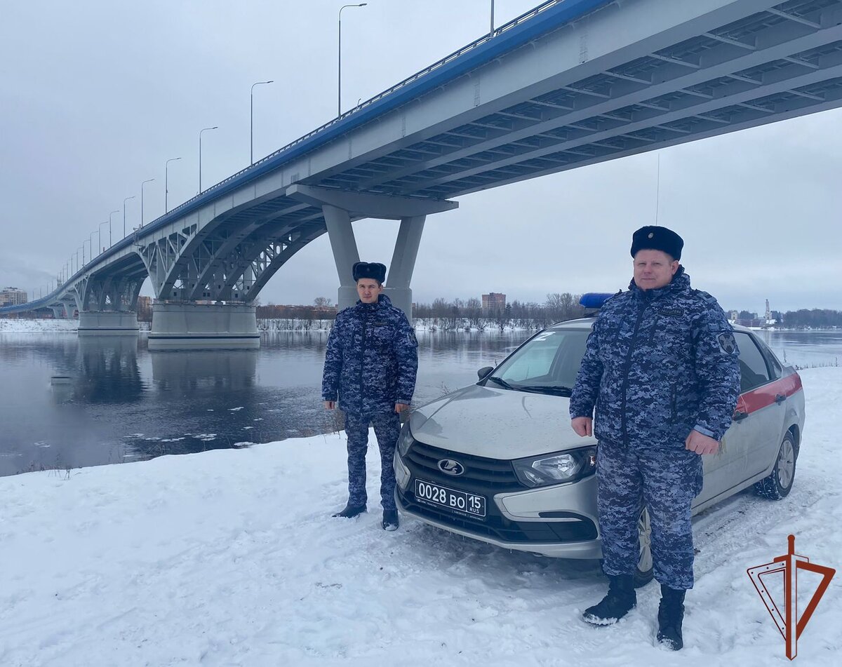 Сотрудники Росгвардии в Подмосковье спасли ребенка, упавшего с моста в реку  | Росгвардия. Московская область | Дзен