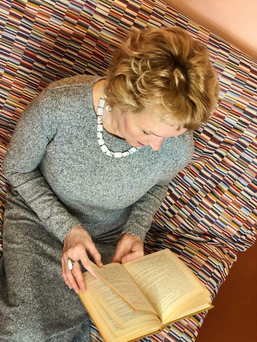 Здесь из букв, рождаются слова...