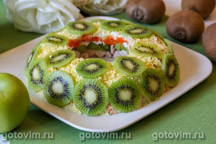 Салат малахитовый браслет с киви и курицей