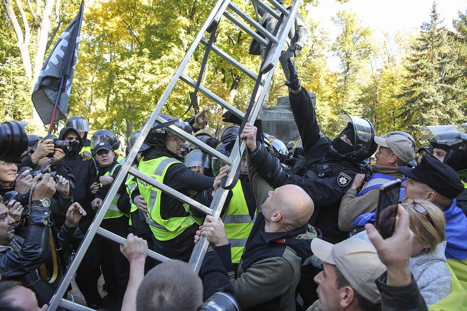    Несколько лет назад украинским праворадикалам снести монумент не позволили.  GLOBAL LOOK PRESS