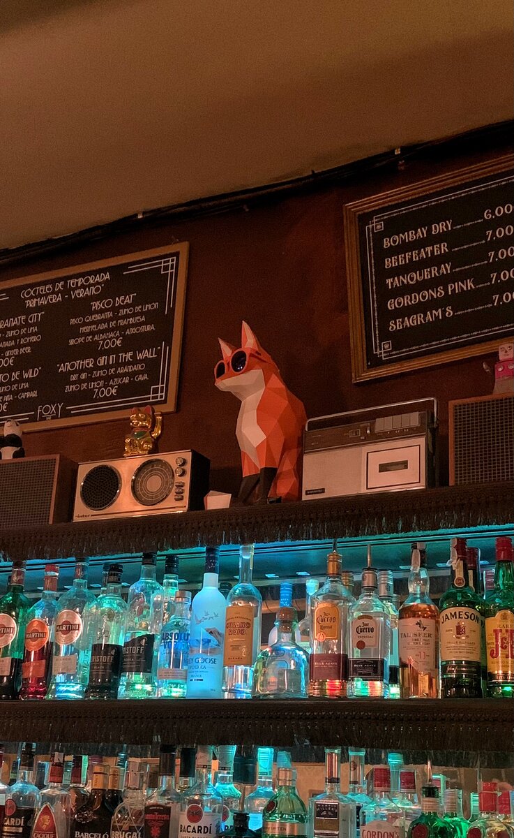 Барселонский бар в полночь. Лиса скоро оживет и попросит налить ей выпить