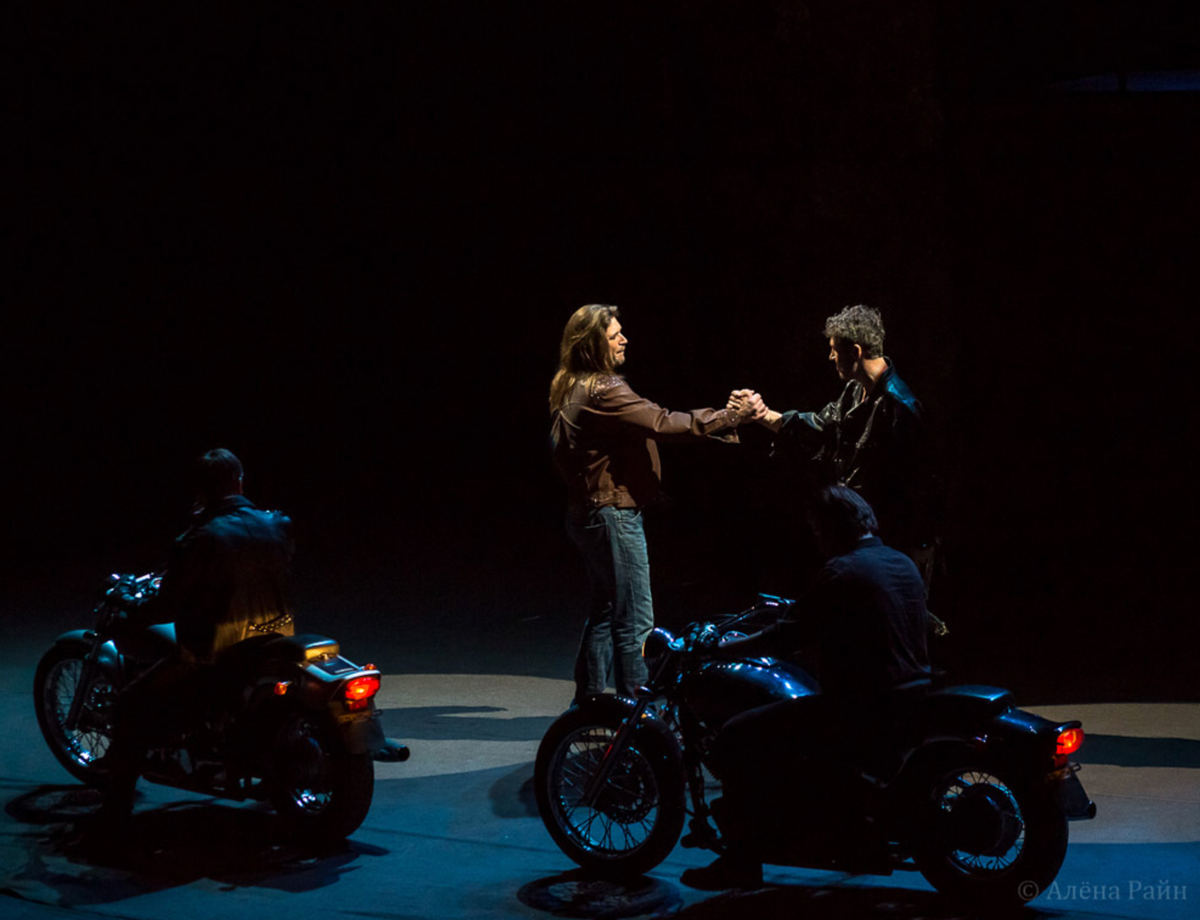 Иуда гоняет на настоящем мотоцикле по сцене и братается с Христом! Просто кайф!