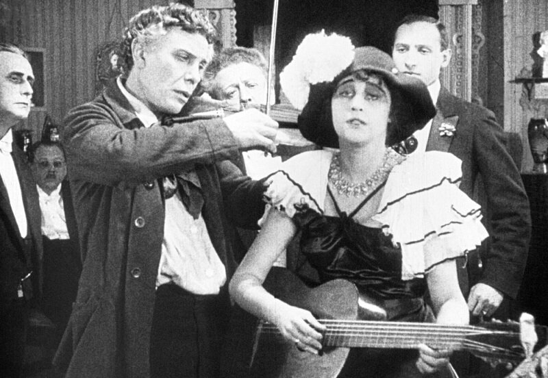 Кадр из фильма «Молчи, грусть, молчи» (1918). Скриншот. В роли мужа Полы - сам режиссёр Пётр Чардынин.