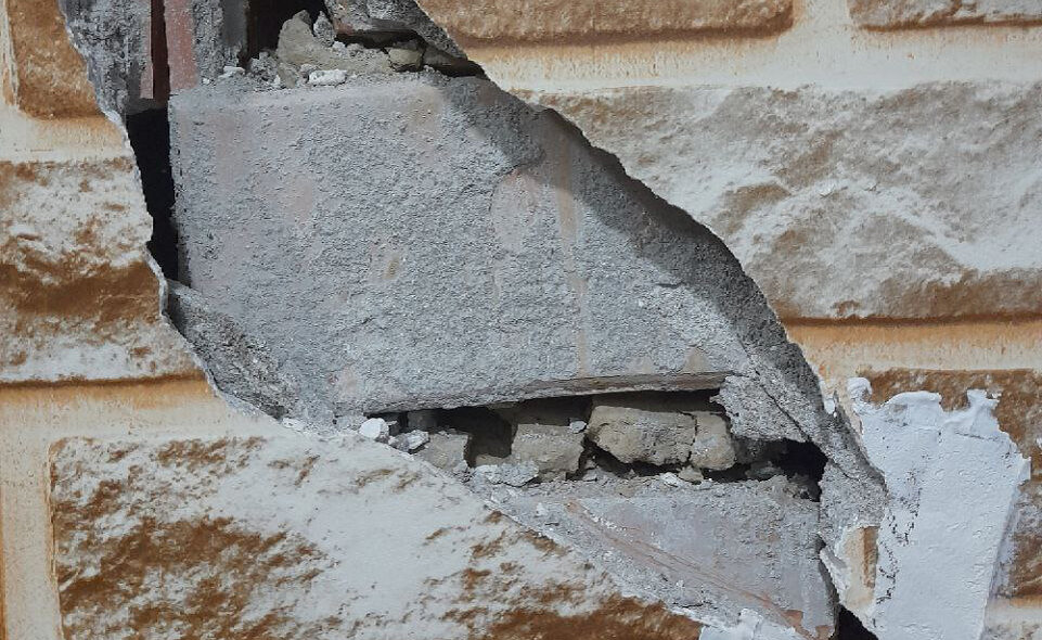 Видео трещина. Трещина в доме. Землетрясение трещины. Трещина в стене. Стена рушится.