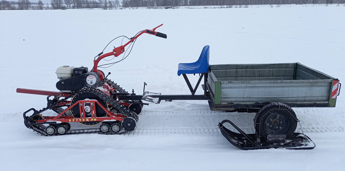 Агат на гусках с телегой на лыжах - удачное решение для езды по заснеженным полям. Профтруба спрерди особо не мешает, зато позволяет удерживать мотоблок в горизонали при парковке в хозблоке без телеги - под неё ставлю упор.