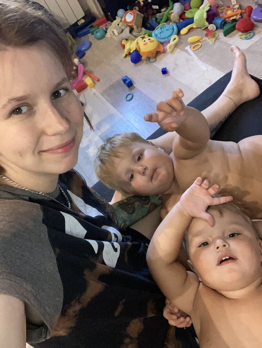 Сразу видно, фото старое, мальчишки пухляши