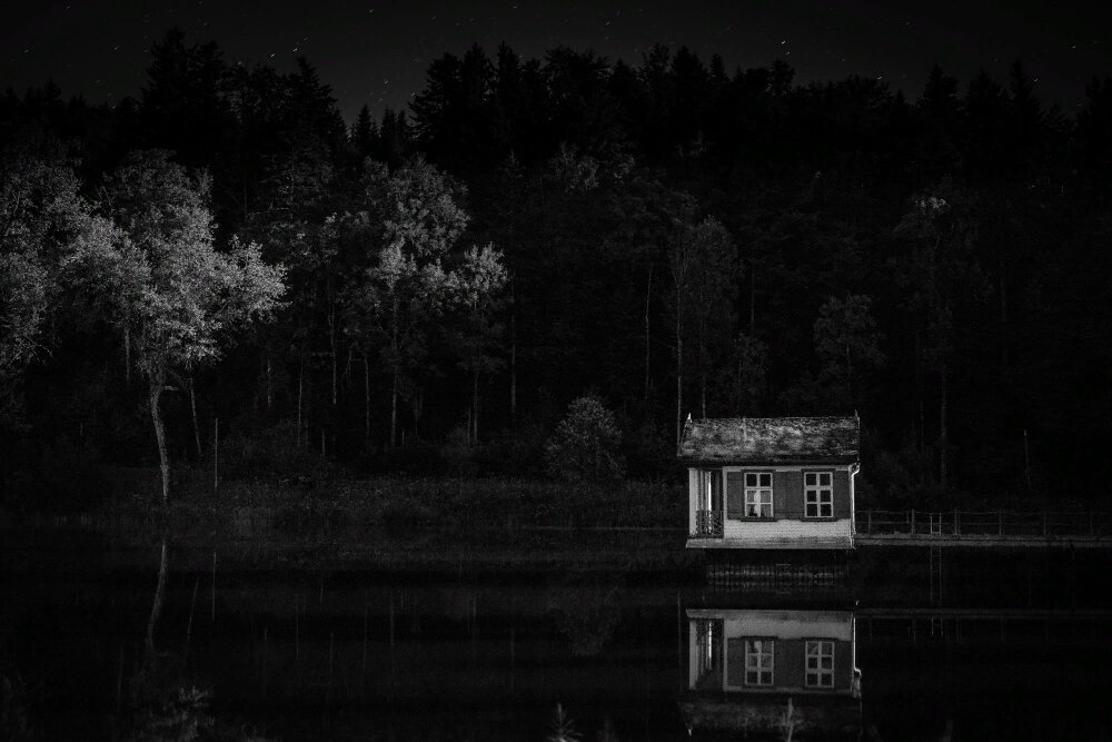 https://ru.freepik.com/free-photo/beautiful-shot-of-a-small-house-above-the-water-with-trees-in-the-background-in-black-and-white_8409065.htm#query=темнота%20деревенский%20сарай&position=1&from_view=search&track=ais