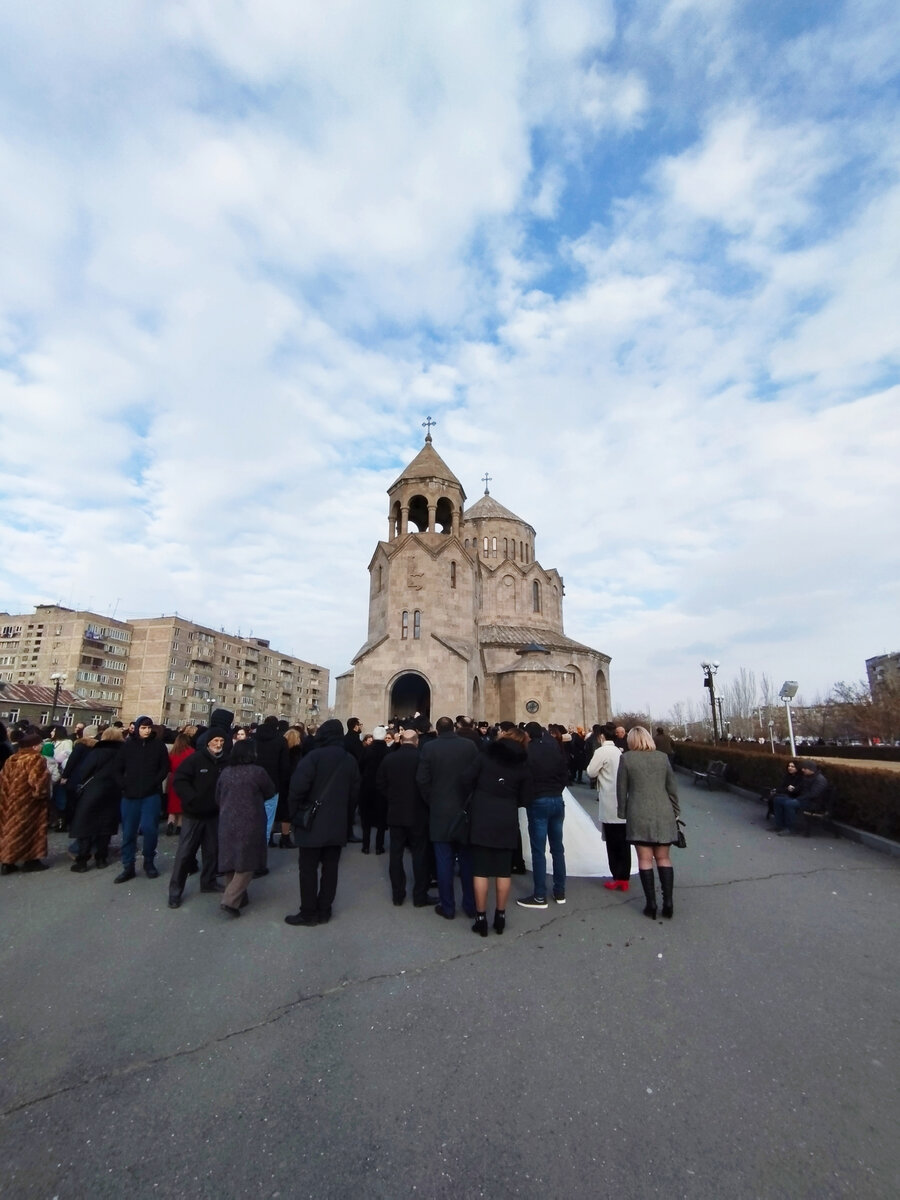 Молодожены в день праздника Трндез. Церковь Святой Троицы. Авторское фото.