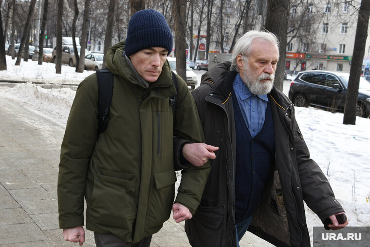    Маркус Акерет (слева) и Алексей Мосин (справа) пытались уйти от журналистов