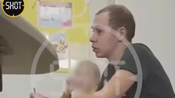     Молодой человек из Кемерово с неоконченным средним образованием пришел на урок в одну из местных школ. Он спокойно прошел через охрану, вошел в класс и сел рядом с шестиклассником, взяв у него ручку, начал писать сочинение.