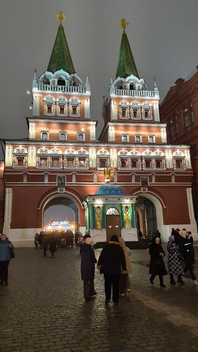 Иверская часовня Божией матери - посреди проходных ворот на Красную площадь