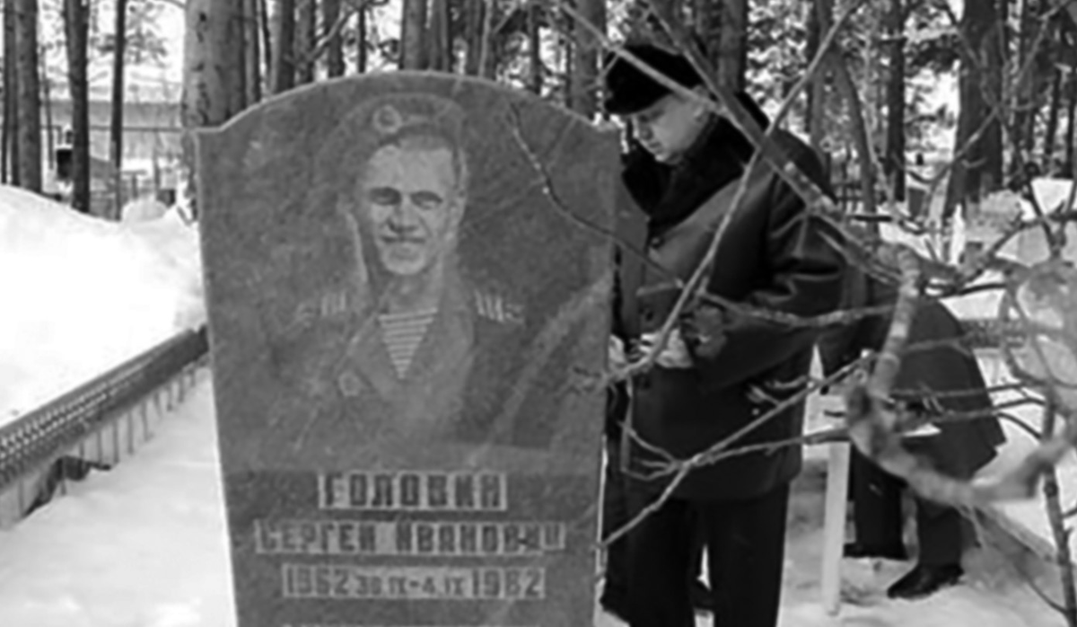Александр Головин на могиле брата Сергея в п. Шудаяг