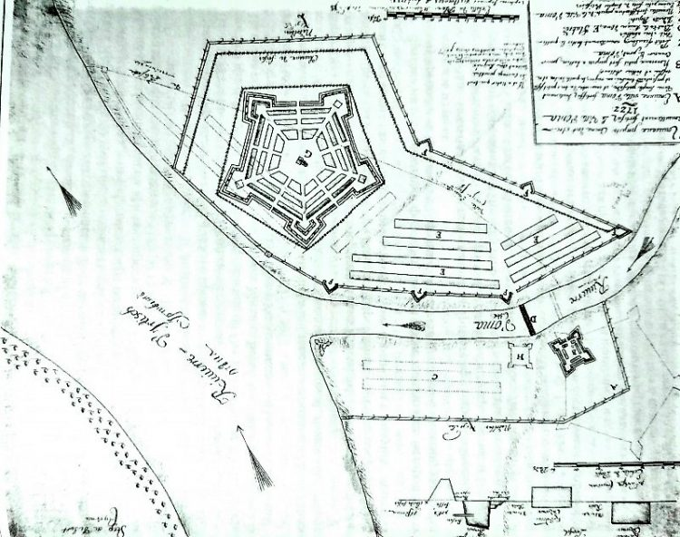 Расположение временных укреплений в устье Оми на проекте 1722 года (проект де Гранжа переноса Омской крепости на правый берег). Оригинал ориентирован на юг, поэтому изображение на данной иллюстрации развёрнуто на 180 градусов. А (тонкими линиями) - Первая Омская крепость 1717 года майора Аксакова, скорее всего не реальное положение, а именно проектное, взятое с проекта 1716 года, на левом берегу
В - проектируемый редут, прикрывающий с юга подступы к мосту через Омь, на левом берегу
С (тонкими линиями)- существующая жилая застройка Луговской слободы, на левом берегу
D - проектируемый мост через Омь
E (тонкими линиями) - существующая жилая застройка Курганной, Омской, Губиной слобод, правый берег
F - проектируемый ретрашемент с воротами с наречной стороны, правый берег
G - проект Омской крепости 1722 года
H (тонкими линиями) - существующие укрепления на левом берегу: на стрелке - треугольный артиллерийский редут Каландера ?, ближе к мосту - четырёхугольный редут Каландера или острог Матигорова