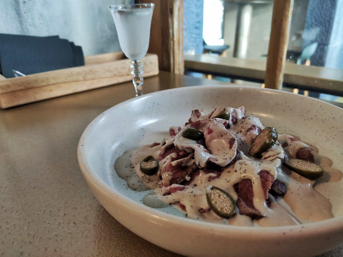 Вителло Тоннато | 500₽. Никогда не пойму это блюдо. Рыбный соус сам по себе настолько яркий, что похоронит под собой что угодно. Отдельно соус интересный, отдельно мясо вкусное (должно быть), а вместе – это как мясо со вкусом условных анчоусов. Зачем? Кто-то так не любил мясо, что придумал это блюдо? К исполнению вопросов нет.