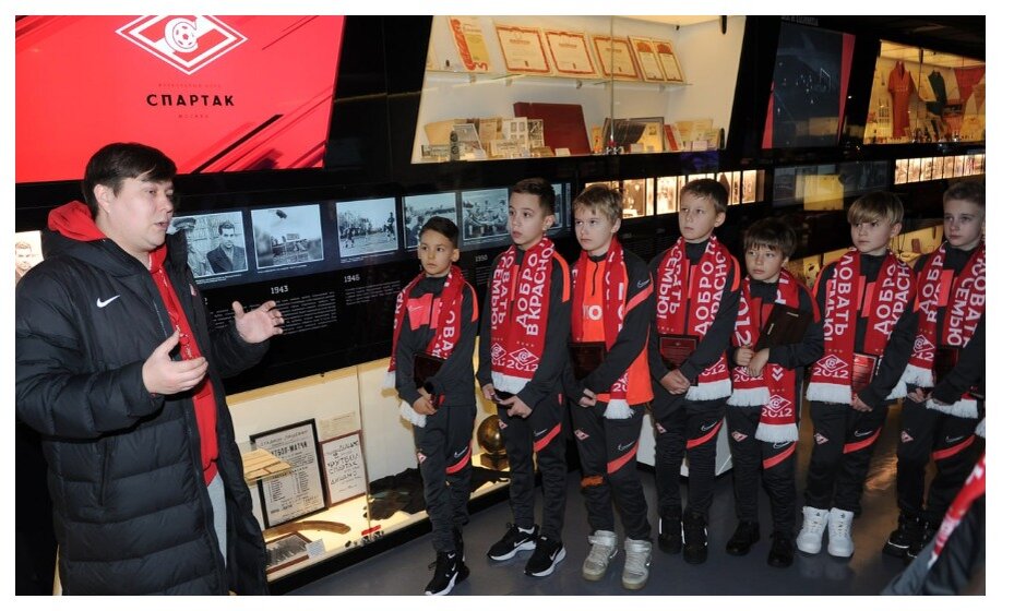    Арсений Аршавин (на фото пятый справа) прошел посвящение в спартаковцы. Фото: соцсети ФК «Спартак»