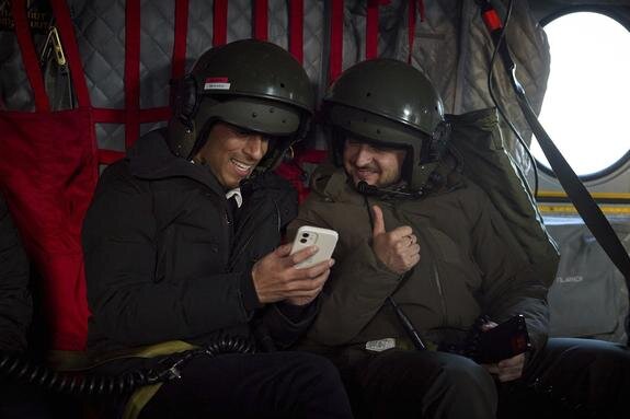    Владимир Зеленский и Риши Сунак в военном вертолете. Фото: Ukrainian Presidents Office/globallook.com