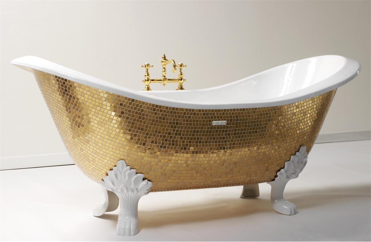 Ванна с золотыми ножками. Ванная на львиных ножках. Ванная на ножках золото. Облицовка чугунной ванны мозаикой.