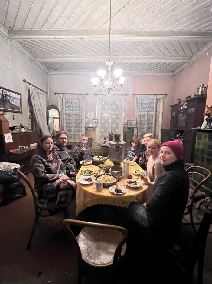 Задушевные разговоры за столом после плодотворного пленэра