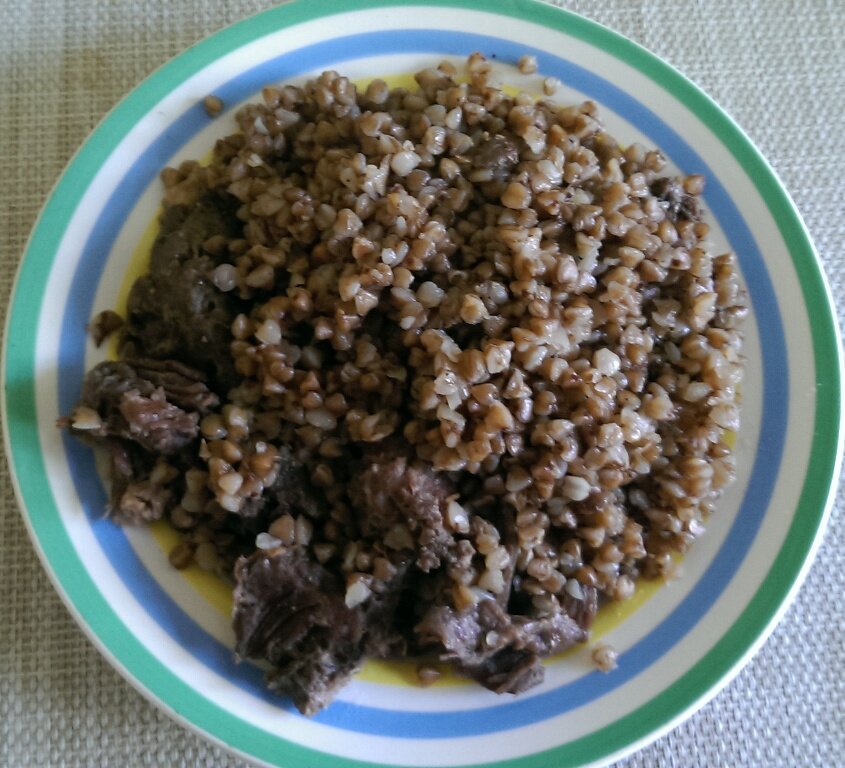Гречка с тушенкой. Фото автора