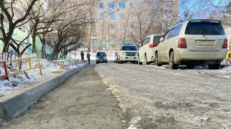     Зима в регионе ежегодно наступает внезапно, даже если выпадает минимальное количество осадков, то коммунальщики спешат назвать это аномальной снежной стихией.