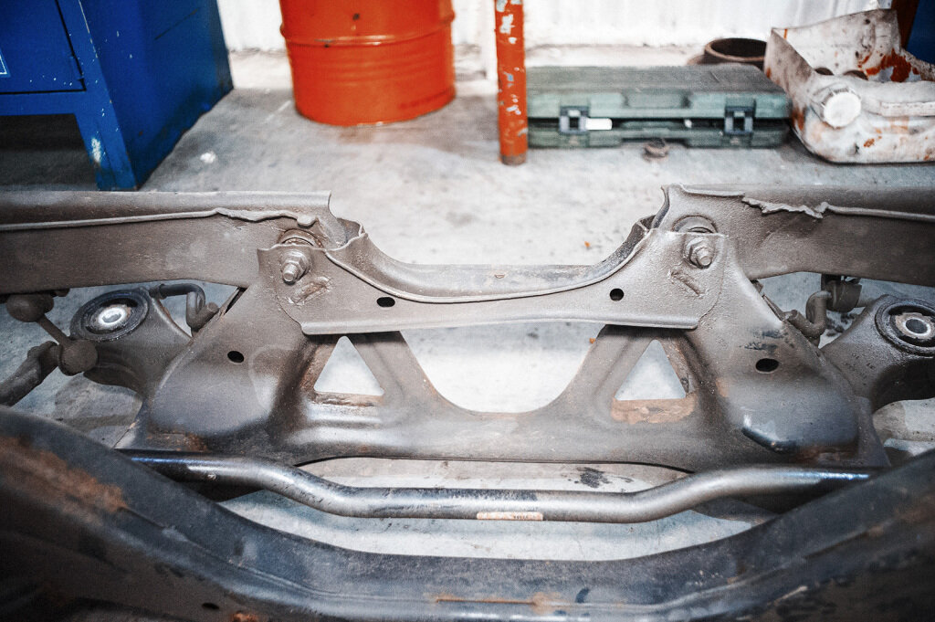 Рычаги смяты и надорваны в месте удара