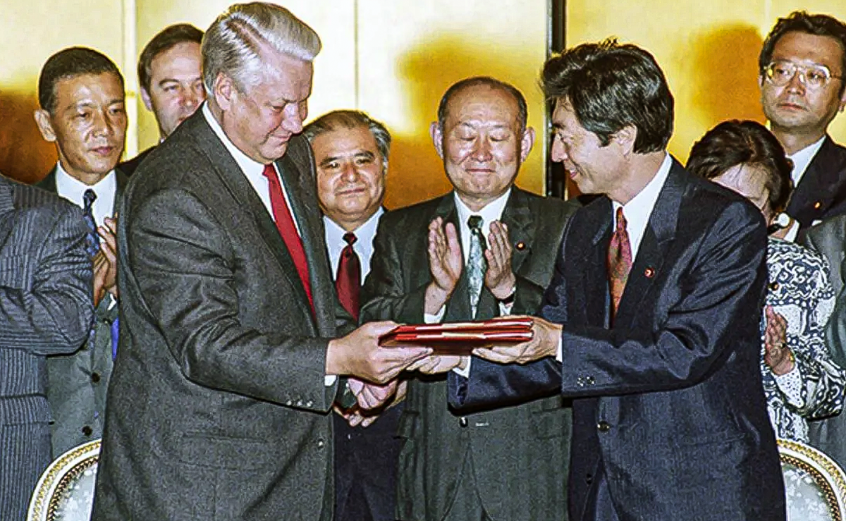 Б н ельцин подписал. Ельцин в Японии 1993. Визит Ельцина в Японию 1993 г.
